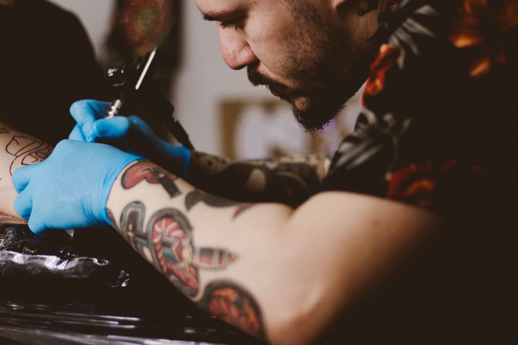 Tatuażysta podczas pracy