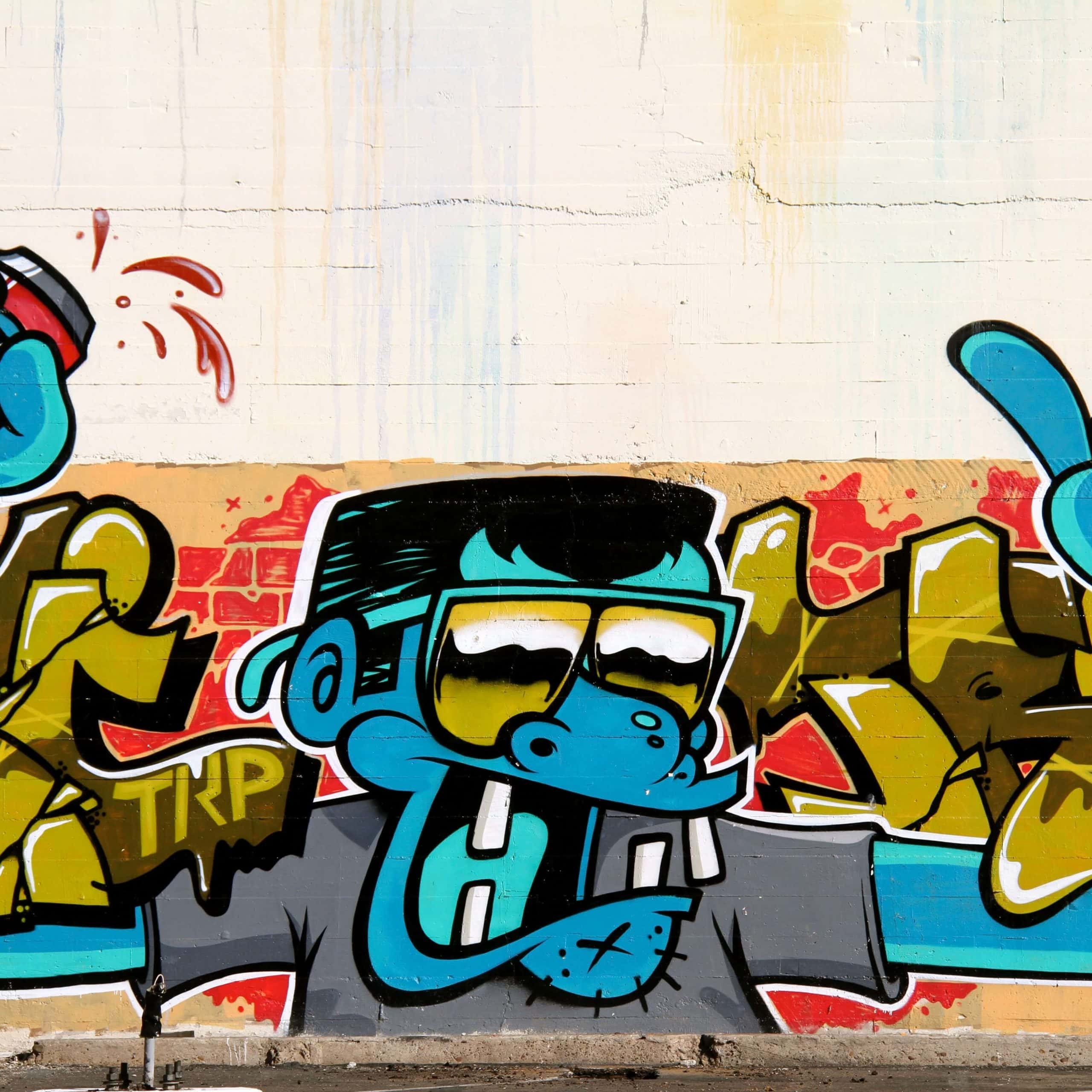 Graffiti z niebieską postacią