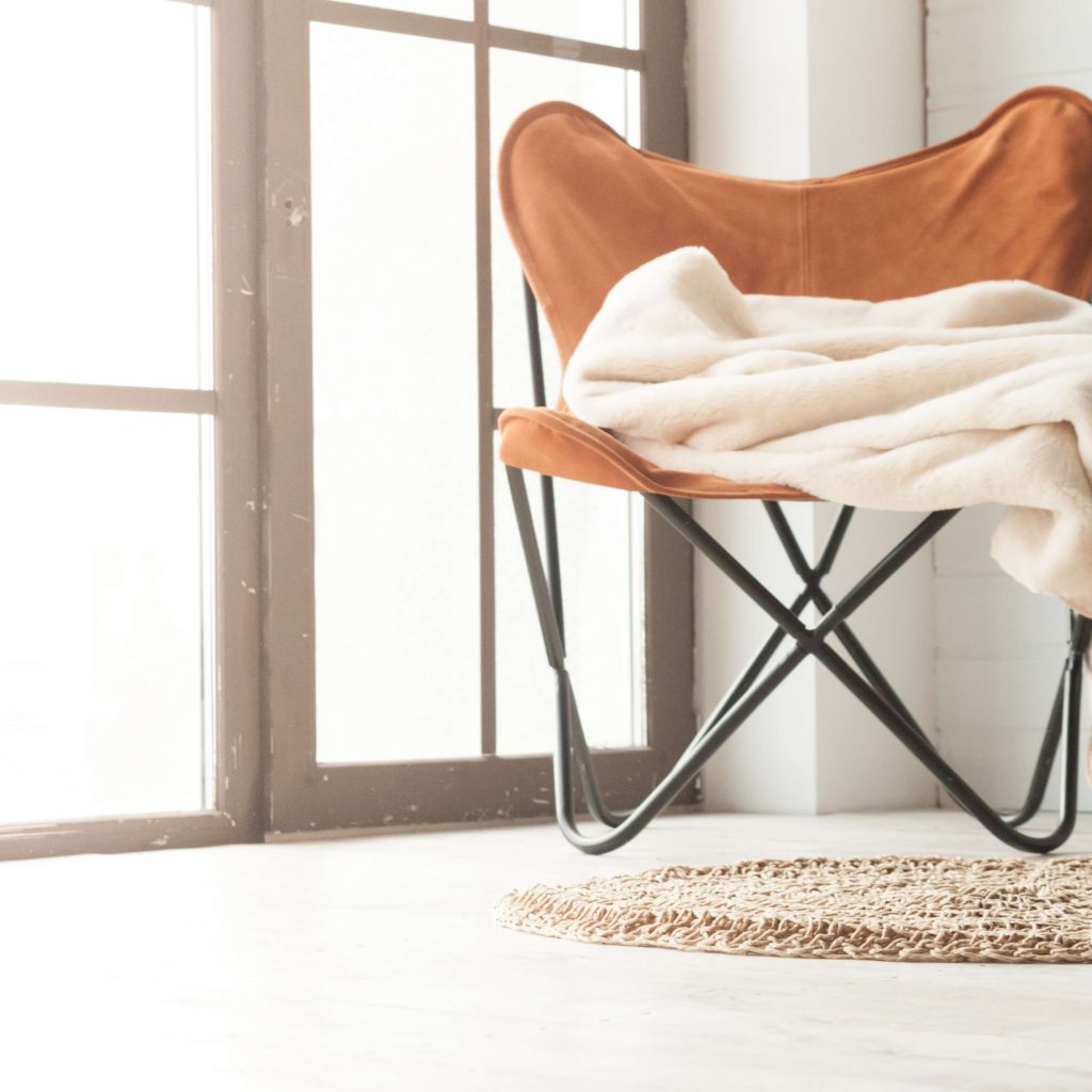 Krzesło i pleciony dywanik