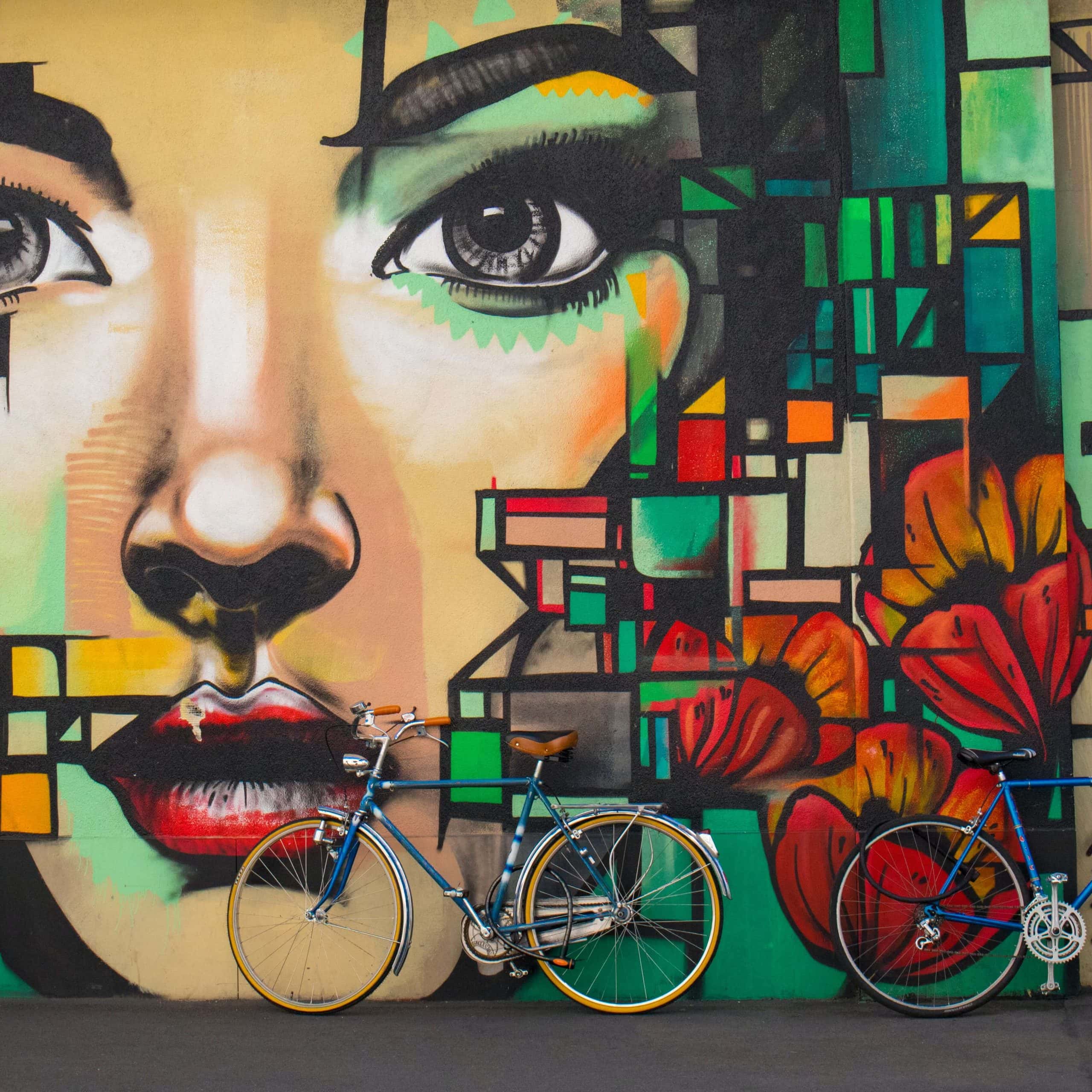 Graffiti z twarzą kobiety w przestrzeni miejskiej