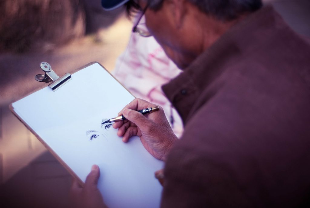Mężczyzna szkicujący portret