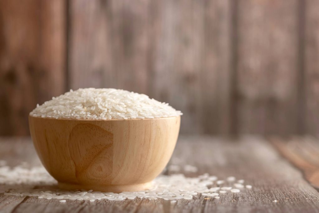 Surowy ryż w drewnianej miseczce