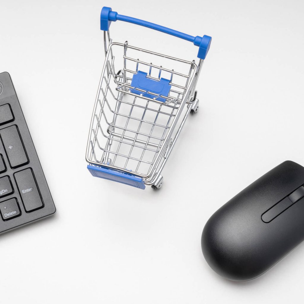 Mini kosz zakupowy, myszka komputerowa i klawiatura