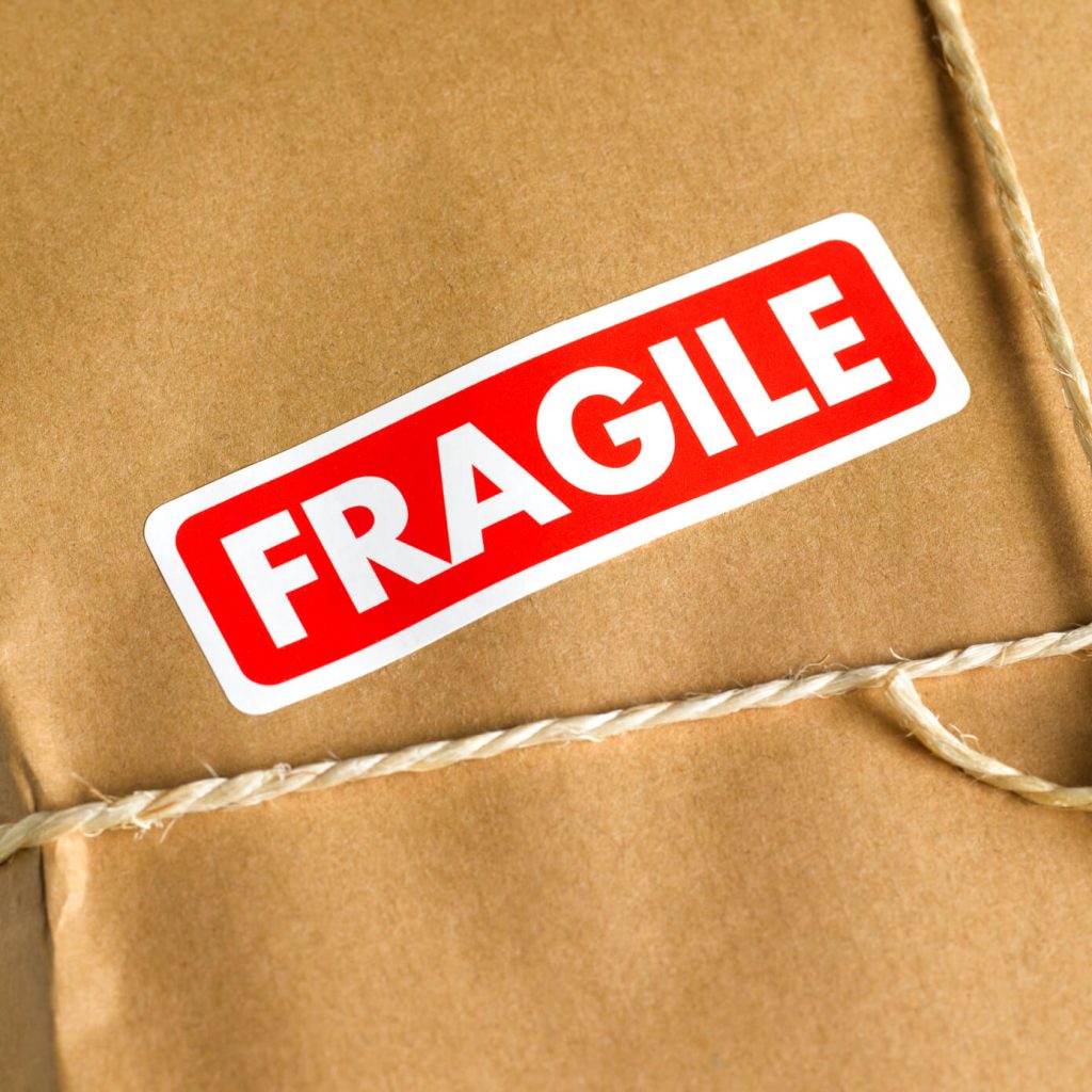 Naklejka "fragile" na przesyłce 