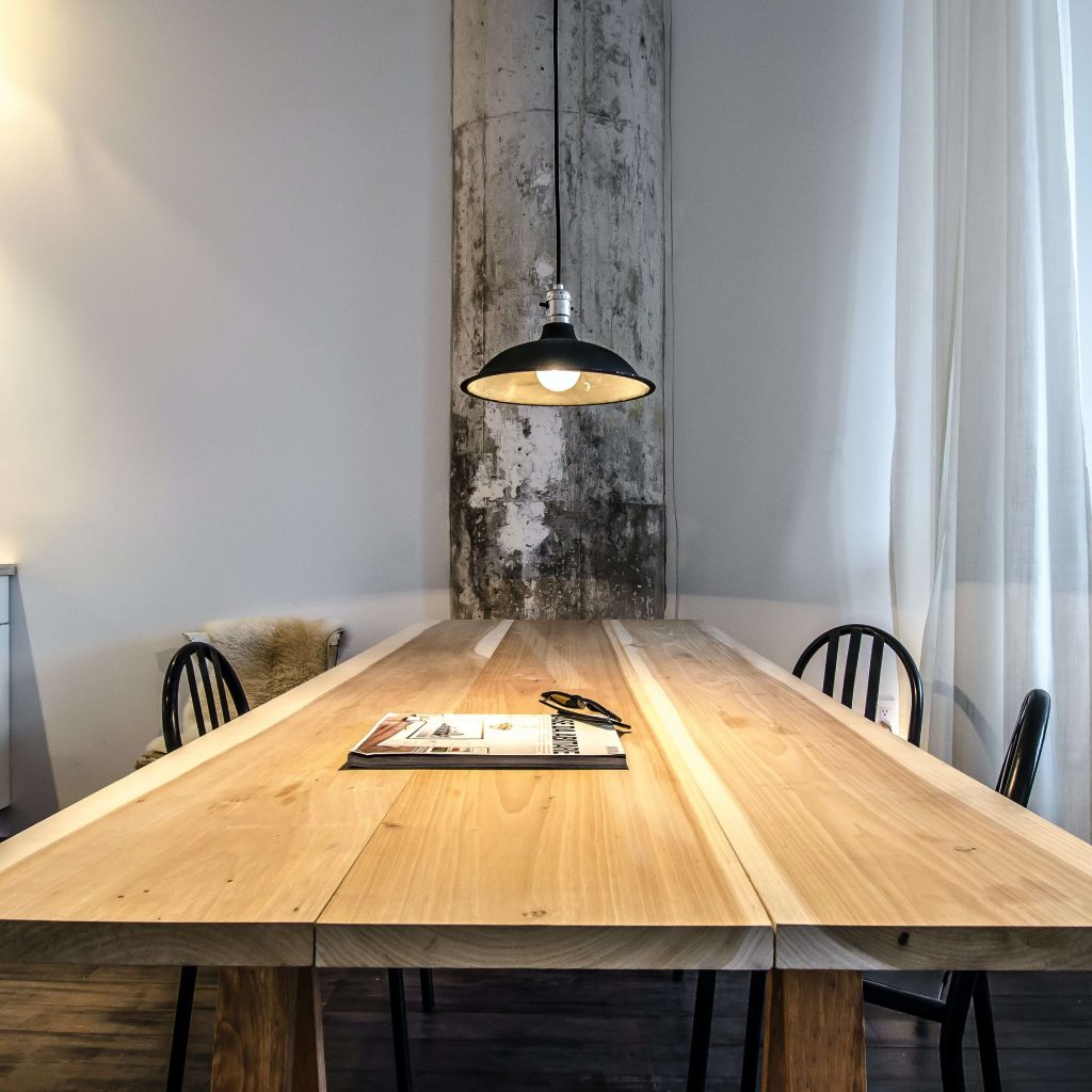 Długi drewniany stół w jadalni