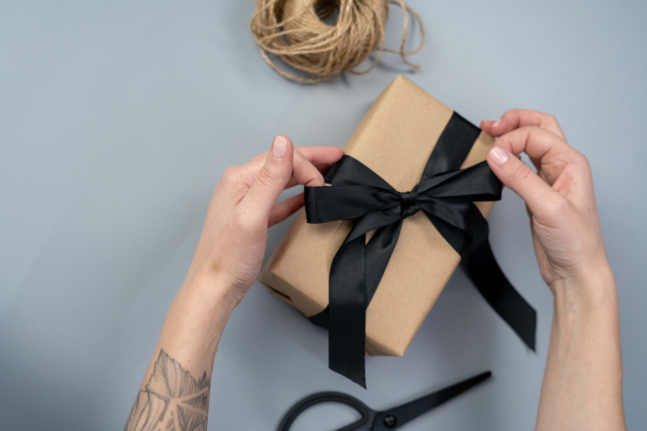 Jak zapakować prezenty dla pracowników? Sprawdź!