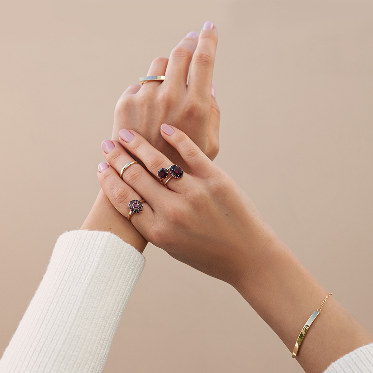 Rubinowe love – pierścionki z kamieniem symbolizującym głęboką miłość